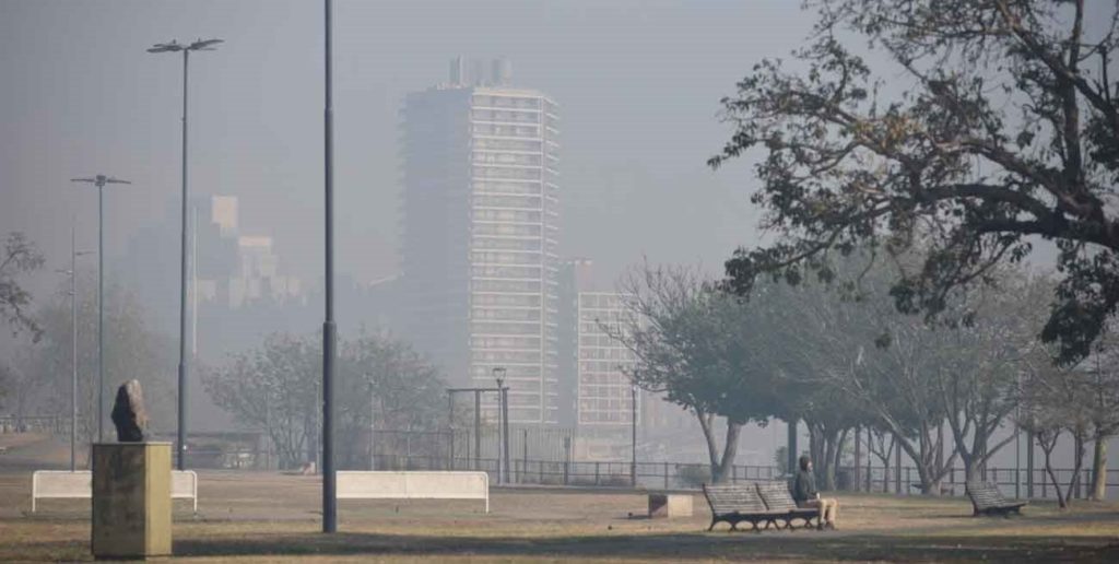 Humo de los incendios de las islas del Parana sobre Rosario